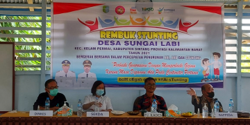 Kartiyus saat mendampingi Sekda Sintang dalam rangka kunjungan kerja ke Desa Sungai Labi, Kamis (02/09/2021). 