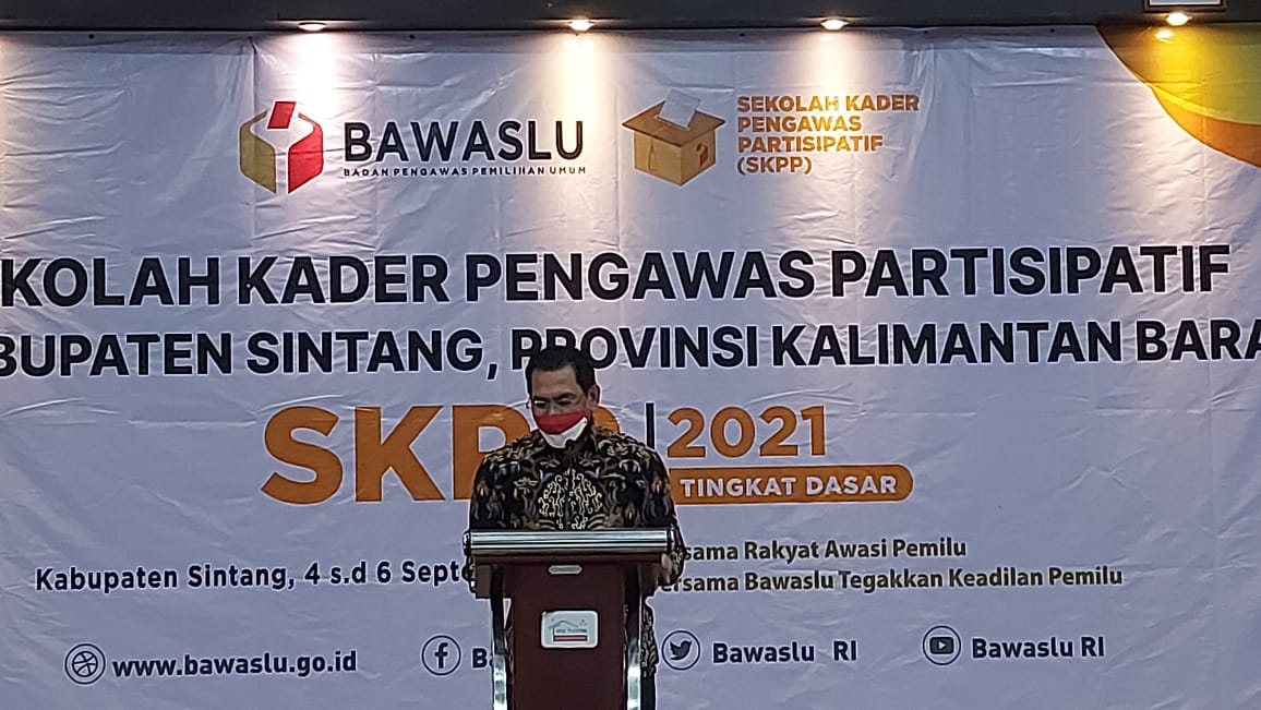 Anggota Bawaslu Republik Indonesia, Rahmat Bagja, menghadiri dan membuka pelaksanaan Sekolah Kader Pengawasan Partisipatif (SKPP) tahun 2021 untuk zona 3 Provinsi Kalimantan Barat di Hotel My Home secara virtual pada Sabtu, 4 September 2021.