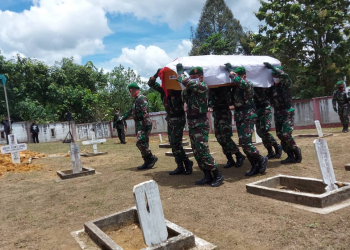 Asisten Ekbang dan Ketua DPRD Sintang Hadiri Pemakaman Sertu Anumerta Ambrosius di TMP Kusumalaya Nanga Merakai