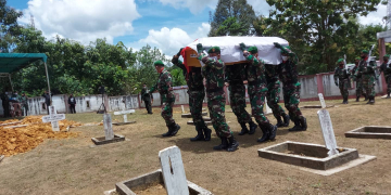 Asisten Ekbang dan Ketua DPRD Sintang Hadiri Pemakaman Sertu Anumerta Ambrosius di TMP Kusumalaya Nanga Merakai