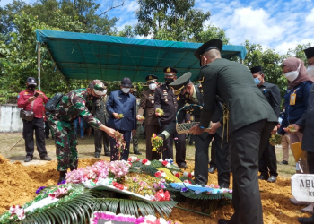 Sertu (Anumerta) Ambrosius Apri Yudiman sudah dimakamkan secara militer di Taman Makam Pahlawan Kusumalaya Nanga Merakai Kecamatan Ketungau Tengah Kabupaten Sintang, pada Minggu, 5 September 2021