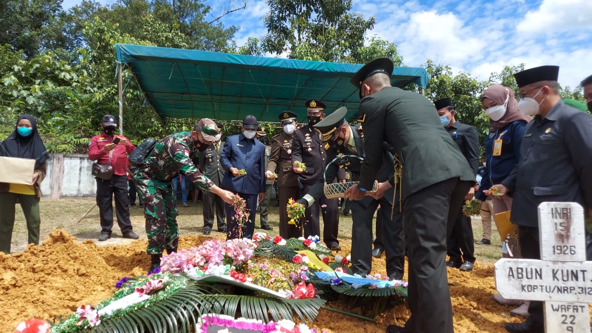 Sertu (Anumerta) Ambrosius Apri Yudiman sudah dimakamkan secara militer di Taman Makam Pahlawan Kusumalaya Nanga Merakai Kecamatan Ketungau Tengah Kabupaten Sintang, pada Minggu, 5 September 2021