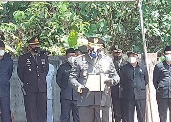 Komandan Korem 121/Alambhana Wanawai, Brigjen TNI Dr. Ronny, memimpin prosesi pemakaman secara militer Sertu (Anumerta) Ambrosius Apri Yudiman pada Minggu, 5 September 2021