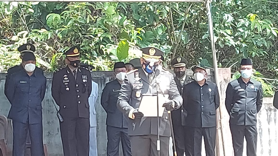 Komandan Korem 121/Alambhana Wanawai, Brigjen TNI Dr. Ronny, memimpin prosesi pemakaman secara militer Sertu (Anumerta) Ambrosius Apri Yudiman pada Minggu, 5 September 2021