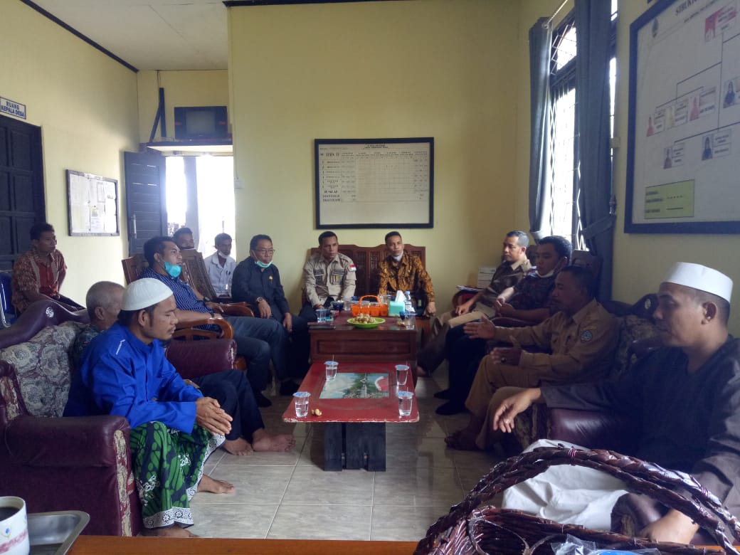 Keterangan foto: Komisi III DPRD KKU saat melakukan Kunjungan Kerja (Kunker) di Desa Simpang Tiga, Senin (06/08/2021). (Kamiriluddin)