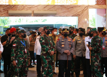 Panglima TNI, Marsekal Hadi Tjahjanto dan Kapolri, Jenderal Listyo Sigit Prabowo meninjau langsung Serbuan Vaksinasi di wilayah Kalimantan Barat yang digelar di dua titik, yaitu Ayani Mega Mall dan SMAN 1 Pontianak, Rabu (08/09/2021). (Istimewa)