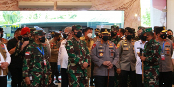 Panglima TNI, Marsekal Hadi Tjahjanto dan Kapolri, Jenderal Listyo Sigit Prabowo meninjau langsung Serbuan Vaksinasi di wilayah Kalimantan Barat yang digelar di dua titik, yaitu Ayani Mega Mall dan SMAN 1 Pontianak, Rabu (08/09/2021). (Istimewa)