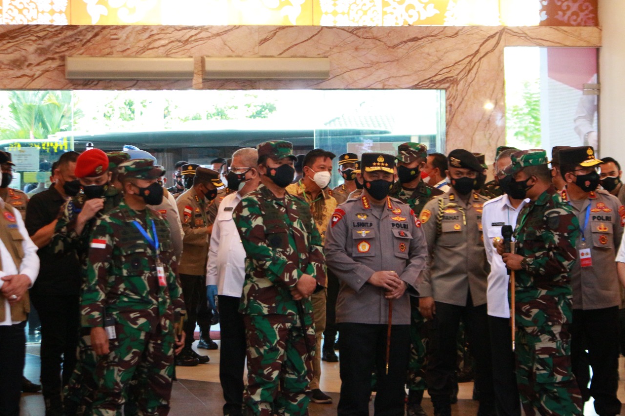 Panglima TNI, Marsekal Hadi Tjahjanto dan Kapolri, Jenderal Listyo Sigit Prabowo meninjau langsung Serbuan Vaksinasi di wilayah Kalimantan Barat yang digelar di dua titik, yaitu Ayani Mega Mall dan SMAN 1 Pontianak, Rabu (08/09/2021). (Istimewa)