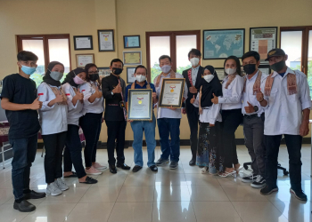 Keterangan foto: Salah satu pasangan Mukadi dan Nursalikah, petani kopi Liberika Kayong Utara saat berada di kebun kopi milik mereka, di Desa Podorukun, Kecamatan Seponti. (Istimewa)