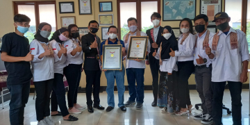 Keterangan foto: Salah satu pasangan Mukadi dan Nursalikah, petani kopi Liberika Kayong Utara saat berada di kebun kopi milik mereka, di Desa Podorukun, Kecamatan Seponti. (Istimewa)