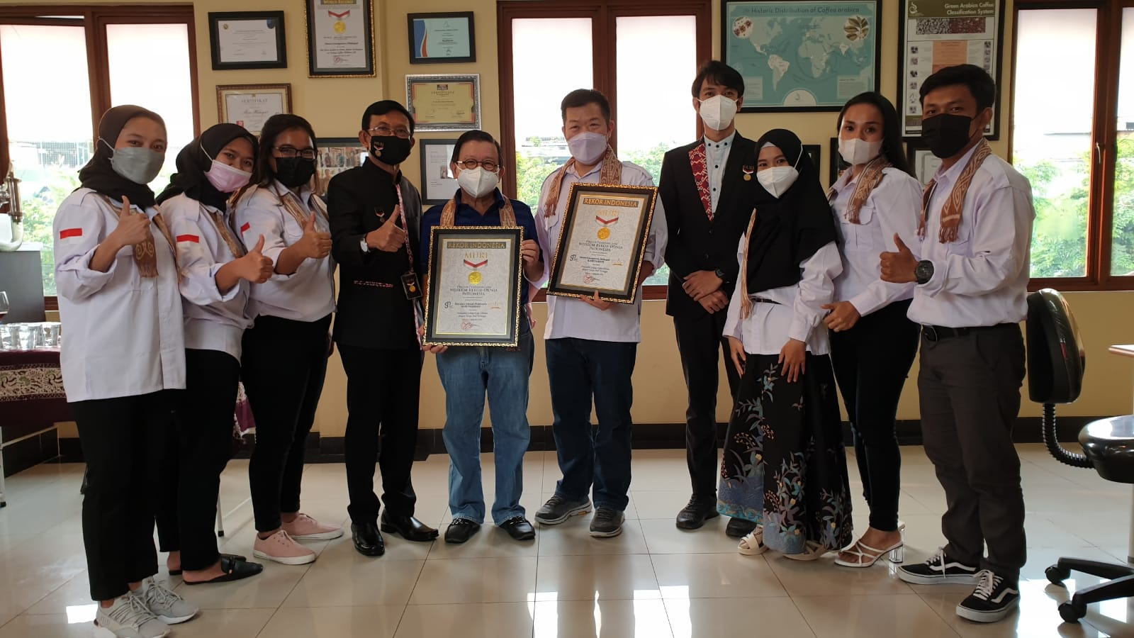 Keterangan foto: Salah satu pasangan Mukadi dan Nursalikah, petani kopi Liberika Kayong Utara saat berada di kebun kopi milik mereka, di Desa Podorukun, Kecamatan Seponti. (Istimewa)