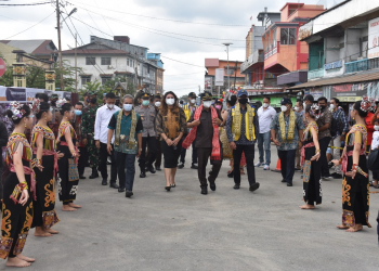Ketua Komisi V DPR RI, Lasarus, melakukan peletakan batu pertama pembangunan pada program Peningkatan Kualitas Permukiman Kumuh Perkotaan Pasar Sungai Durian di Kawasan Tugu Bambu Kelurahan Kapuas Kanan Hulu, Kecamatan Sintang, Jumat (10/09/2021).