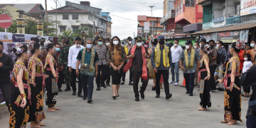 Ketua Komisi V DPR RI, Lasarus, melakukan peletakan batu pertama pembangunan pada program Peningkatan Kualitas Permukiman Kumuh Perkotaan Pasar Sungai Durian di Kawasan Tugu Bambu Kelurahan Kapuas Kanan Hulu, Kecamatan Sintang, Jumat (10/09/2021).