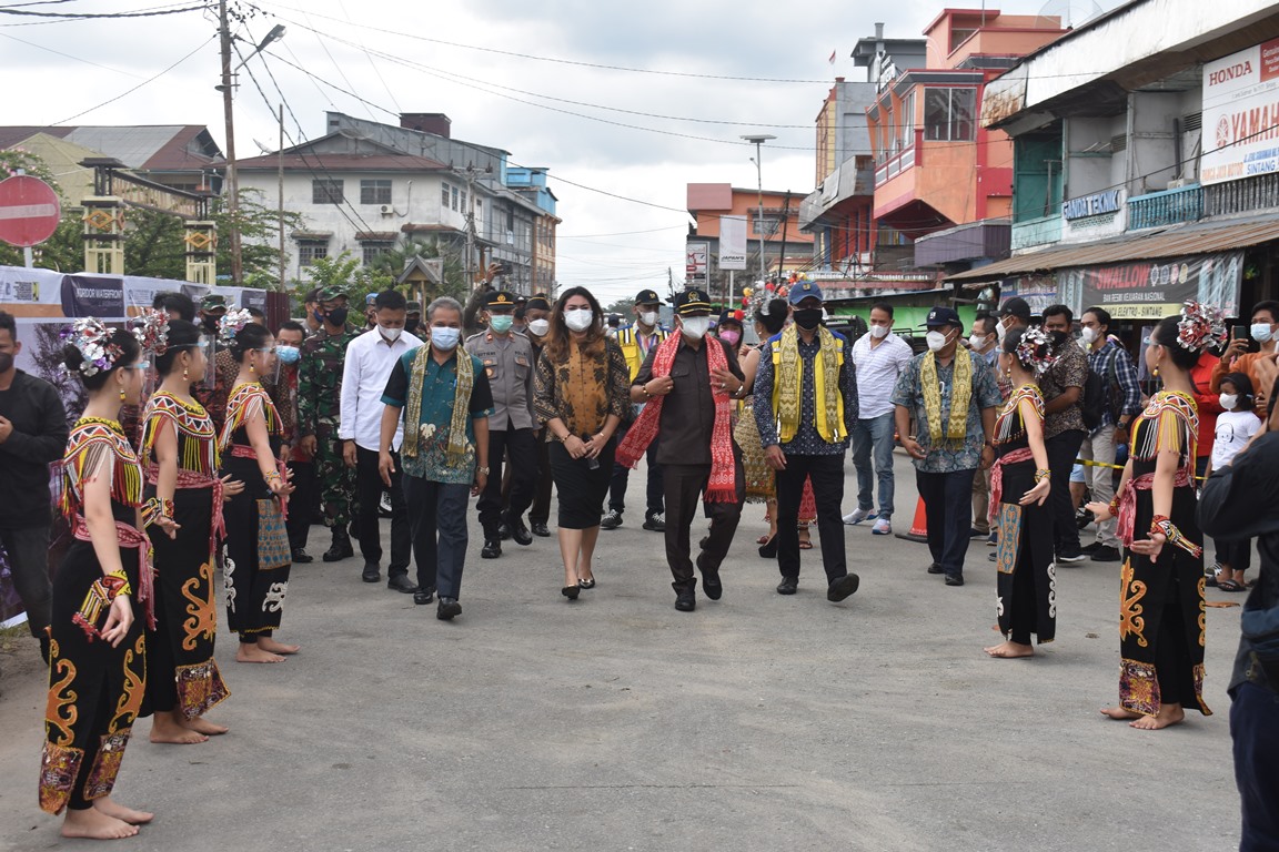 Ketua Komisi V DPR RI, Lasarus, melakukan peletakan batu pertama pembangunan pada program Peningkatan Kualitas Permukiman Kumuh Perkotaan Pasar Sungai Durian di Kawasan Tugu Bambu Kelurahan Kapuas Kanan Hulu, Kecamatan Sintang, Jumat (10/09/2021).