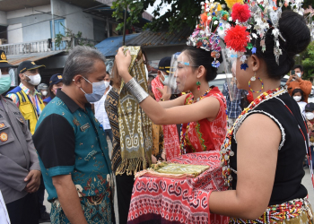 Asisten Perekonomian dan Pembangunan Sekretariat Daerah Kabupaten Sintang Yustinus J, selaku mewakili Bupati Sintang, menghadiri acara peletakan batu pertama kegiatan program Peningkatan Kualitas Permukiman Kumuh Perkotaan Pasar Sungai Durian di Kawasan Tugu Bambu Kelurahan Kapuas Kanan Hulu, Kecamatan Sintang, Jumat (10/09/2021).