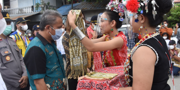 Asisten Perekonomian dan Pembangunan Sekretariat Daerah Kabupaten Sintang Yustinus J, selaku mewakili Bupati Sintang, menghadiri acara peletakan batu pertama kegiatan program Peningkatan Kualitas Permukiman Kumuh Perkotaan Pasar Sungai Durian di Kawasan Tugu Bambu Kelurahan Kapuas Kanan Hulu, Kecamatan Sintang, Jumat (10/09/2021).