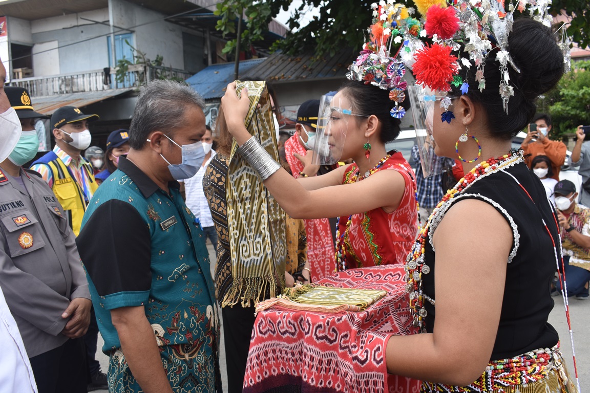 Asisten Perekonomian dan Pembangunan Sekretariat Daerah Kabupaten Sintang Yustinus J, selaku mewakili Bupati Sintang, menghadiri acara peletakan batu pertama kegiatan program Peningkatan Kualitas Permukiman Kumuh Perkotaan Pasar Sungai Durian di Kawasan Tugu Bambu Kelurahan Kapuas Kanan Hulu, Kecamatan Sintang, Jumat (10/09/2021).