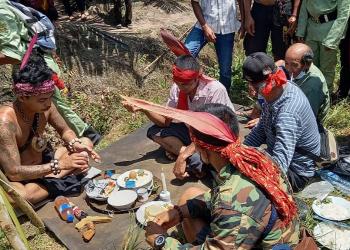 Keterangan foto: Warga koperasi saat melakukan aksi pemortalan adat dayak desa Kamora, Kecamatan Simpang Dua. (Istimewa)