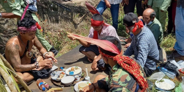 Keterangan foto: Warga koperasi saat melakukan aksi pemortalan adat dayak desa Kamora, Kecamatan Simpang Dua. (Istimewa)