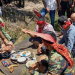 Keterangan foto: Warga koperasi saat melakukan aksi pemortalan adat dayak desa Kamora, Kecamatan Simpang Dua. (Istimewa)