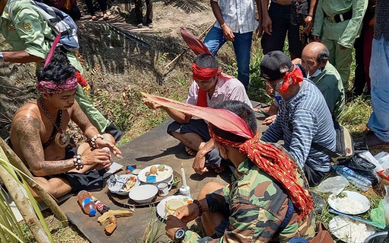 Keterangan foto: Warga koperasi saat melakukan aksi pemortalan adat dayak desa Kamora, Kecamatan Simpang Dua. (Istimewa)