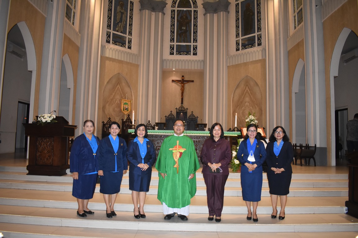 Keterangan foto: Sekretaris Daerah Kabupaten Sintang, Yosepha Hasnah, bersama Pastor Moderator WKRI Cabang Kristus Raja Katedral Sintang, Pastor Florianus Abong Pr dan pengurus WKRI berfoto bersama. (Istimewa)