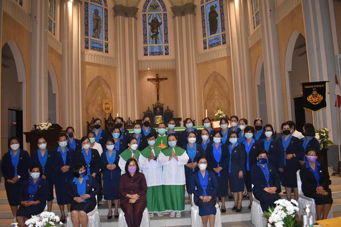 Keterangan foto: Sekretaris Daerah Kabupaten Sintang, Yosepha Hasnah, bersama Pastor Moderator WKRI Cabang Kristus Raja Katedral Sintang, Pastor Florianus Abong Pr dan pengurus WKRI berfoto bersama. (Istimewa)