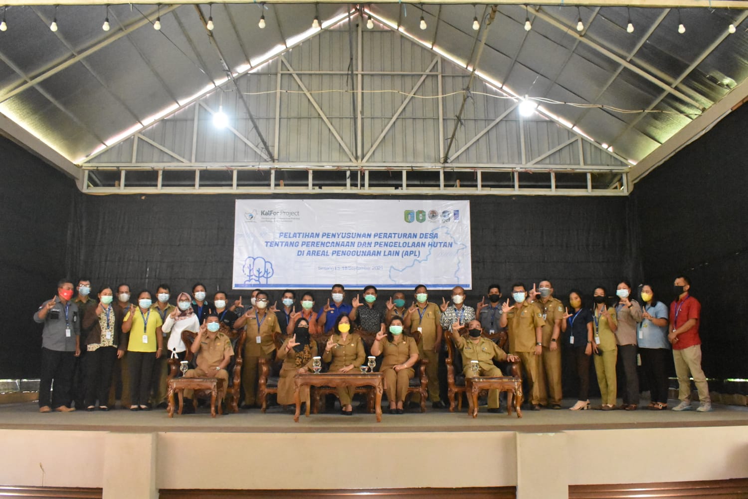 Sekda Kabupaten Sintang, Yosepha Hasnah berfoto bersa usai membuka acara Training of Trainer Penyusunan Peraturan Desa Tentang Perencanaan dan Pengelolaan Areal Berhutan di Area Penggunaan Lain di Kabupaten Sintang, Senin (13/09/2021). (Istimewa)