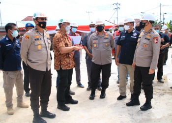 Asisten Logistik (Aslog) Kapolri Irjen Pol Firman Santyabudi bersama Tim Logistik Polri meninjau proses pembangunan gedung Laboratorium Forensik (Labfor) di Kubu Raya, Kalbar, Kamis (16/09/2021).
