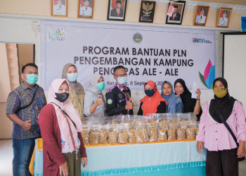 PLN UP3 Ketapang melalui program Tanggung Jawab Sosial dan Lingkungan (TJSL) bertajuk PLN Peduli Pengembangan Kampung Pengupas Ale-ale, menyalurkan bantuan senilai Rp 78 Juta, pada Rabu (08/09/2021).