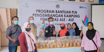 PLN UP3 Ketapang melalui program Tanggung Jawab Sosial dan Lingkungan (TJSL) bertajuk PLN Peduli Pengembangan Kampung Pengupas Ale-ale, menyalurkan bantuan senilai Rp 78 Juta, pada Rabu (08/09/2021).
