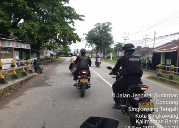 Keterangan foto: Anggota Timsus Merpati Polres Singkawang saat melakukan patroli 4C dan premanisme. (Istimewa)