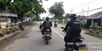 Keterangan foto: Anggota Timsus Merpati Polres Singkawang saat melakukan patroli 4C dan premanisme. (Istimewa)