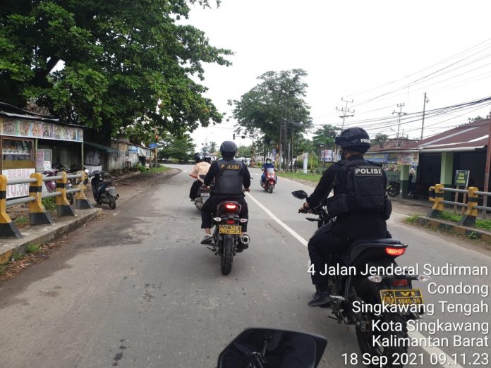 Keterangan foto: Anggota Timsus Merpati Polres Singkawang saat melakukan patroli 4C dan premanisme. (Istimewa)