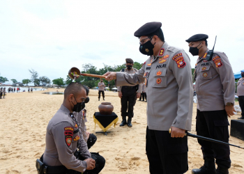 Kapolda Kalbar, Irjen Pol Sigid Tri Hardjanto memimpin upacara penutupan Latihan Peningkatan Kemampuan dan Pembinaan Tradisi Bintara Remaja Dit Samapta Polda Kalbar tahun 2021, Sabtu (18/09/2021).