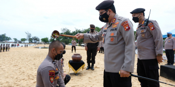 Kapolda Kalbar, Irjen Pol Sigid Tri Hardjanto memimpin upacara penutupan Latihan Peningkatan Kemampuan dan Pembinaan Tradisi Bintara Remaja Dit Samapta Polda Kalbar tahun 2021, Sabtu (18/09/2021).