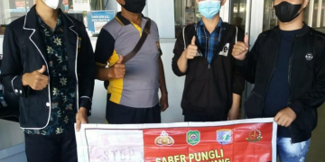 Keterangan foto: Bhabinkamtibmas Polsek Singkawang Selatan konsisten melaksanakan kampanye Sapu Bersih (Saber) Pungutan Liar (Pungli) kepada warganya. (Istimewa)