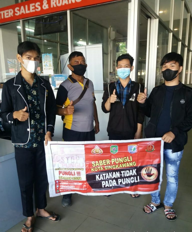 Keterangan foto: Bhabinkamtibmas Polsek Singkawang Selatan konsisten melaksanakan kampanye Sapu Bersih (Saber) Pungutan Liar (Pungli) kepada warganya. (Istimewa)