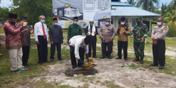 Peletakan batu pertama sebagai pertanda dimulainya pembangunan Masjid Ibnu Taimiyyah di Jalan Malindo Teluk Karang RT 39 RW 07 Kelurahan Sedau Kecamatan Singkawang Selatan, dilakukan pada Kamis (30/09/2021), sekitar pukul 09.30 Wib.