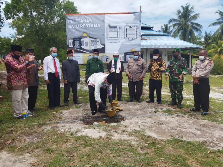 Peletakan batu pertama sebagai pertanda dimulainya pembangunan Masjid Ibnu Taimiyyah di Jalan Malindo Teluk Karang RT 39 RW 07 Kelurahan Sedau Kecamatan Singkawang Selatan, dilakukan pada Kamis (30/09/2021), sekitar pukul 09.30 Wib.