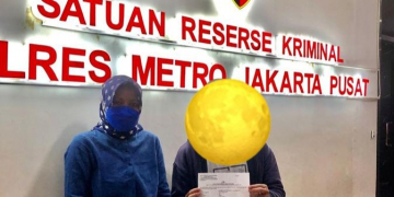 Korban terduga bully dan pelecehan seksual, MS, didampingi perwakilan dari KPI Pusat, saat melapor ke Polres Metro Jakarta Pusat, pada Rabu (01/09/2021) tengah malam hingga Kamis (02/09/2021) kemarin. (Istimewa)
