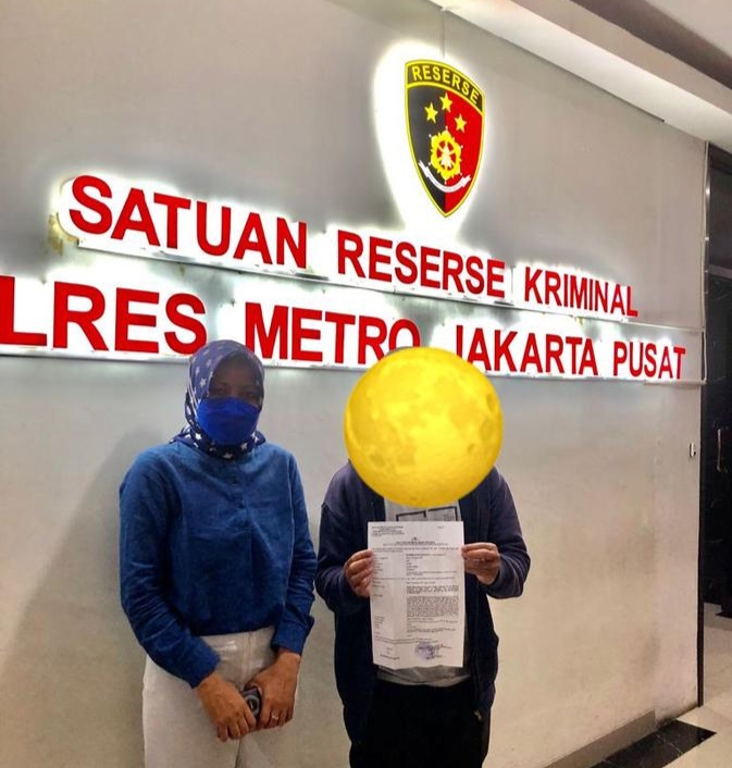 Keterangan foto: Korban terduga bully dan pelecehan seksual, MS, didampingi perwakilan dari KPI Pusat, saat melapor ke Polres Metro Jakarta Pusat, pada Rabu (01/09/2021) tengah malam hingga Kamis (02/09/2021) dininhari. (Istimewa)