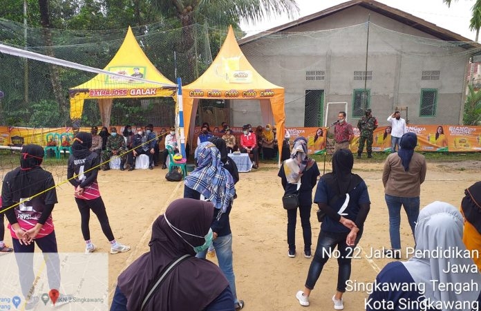 Wali Kota Singkawang, Tjhai Chui Mie, menghadiri Pembukaan Kejuaraan Volley JVC Cup 2021 se-Kota Singkawang, Kamis (02/09/2021). (Istimewa)