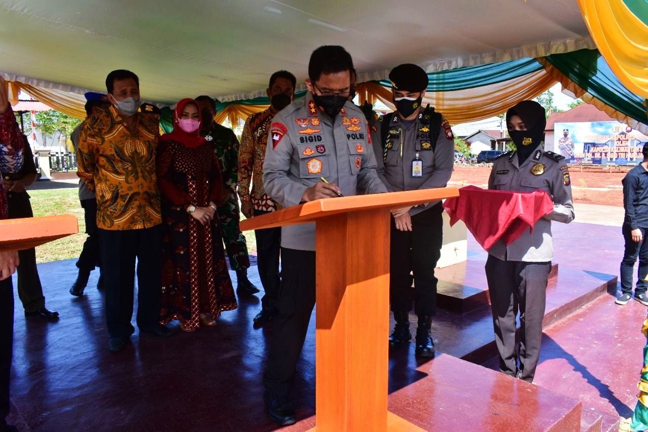 Kapolda Kalbar, Irjen Pol Sigid Tri Hardjanto meresmikan gedung baru mako Polres Kapuas Hulu, di Jalan D.I Panjaitan, Kecamatan Putussibau Utara, Kabupaten Kapuas Hulu. Minggu (05/09/2021).