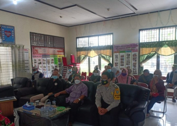 Kepala BNN Kota Singkawang, Kompol Toto Budi, bersama aparat kepolisian, melakukan sosialisasi penanganan dan pengendalian bahaya Narkoba di lingkungan Kelurahan Sekip Lama, Kecamatan Singkawang Tengah, pada Rabu (15/09/2021 ).