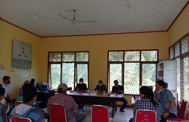 Rapat ini turut dihadiri oleh para pemilik tanah dan masyarakat yang tinggal di sekitar lokasi di Jalan Air Merah. 