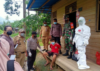 PD saat hendak diantar sejumlah petugas ke RSJ Provinsi Kalbar, Senin (30/08/2021). (Istimewa)