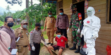 PD saat hendak diantar sejumlah petugas ke RSJ Provinsi Kalbar, Senin (30/08/2021). (Istimewa)