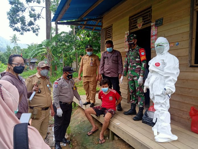 PD saat hendak diantar sejumlah petugas ke RSJ Provinsi Kalbar, Senin (30/08/2021). (Istimewa)