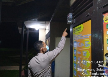Keterangan foto: Petugas Polsek Singkawang Selatan saat melakukan pengecekan instalasi listrik. (Istimewa)